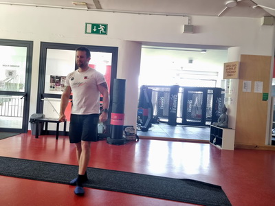 Samurai Gym – vaditelj daje navodila