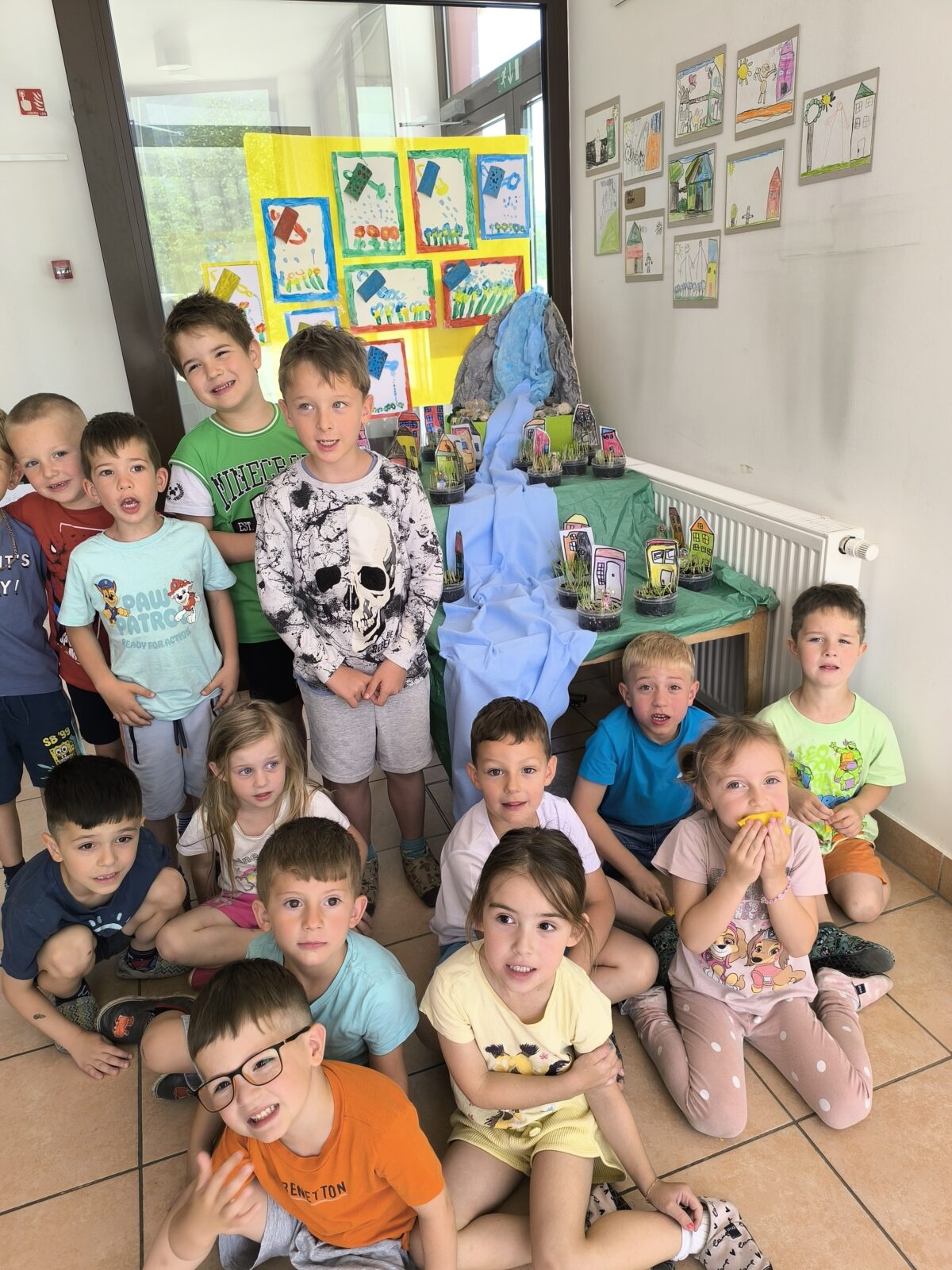 Otroci in razstava otroških izdelkov.