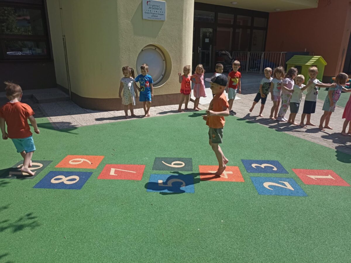 Ristanc – otroška igra, pri kateri se v igralna polja na tleh po določenem zaporedju meče kamenček in izmenično skače po eni ali obeh nogah