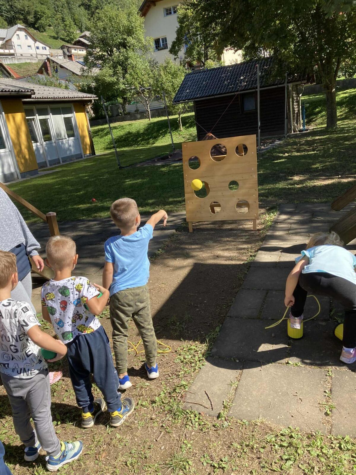 Ciljanje v tarčo. Otroci so vztrajni in natančni