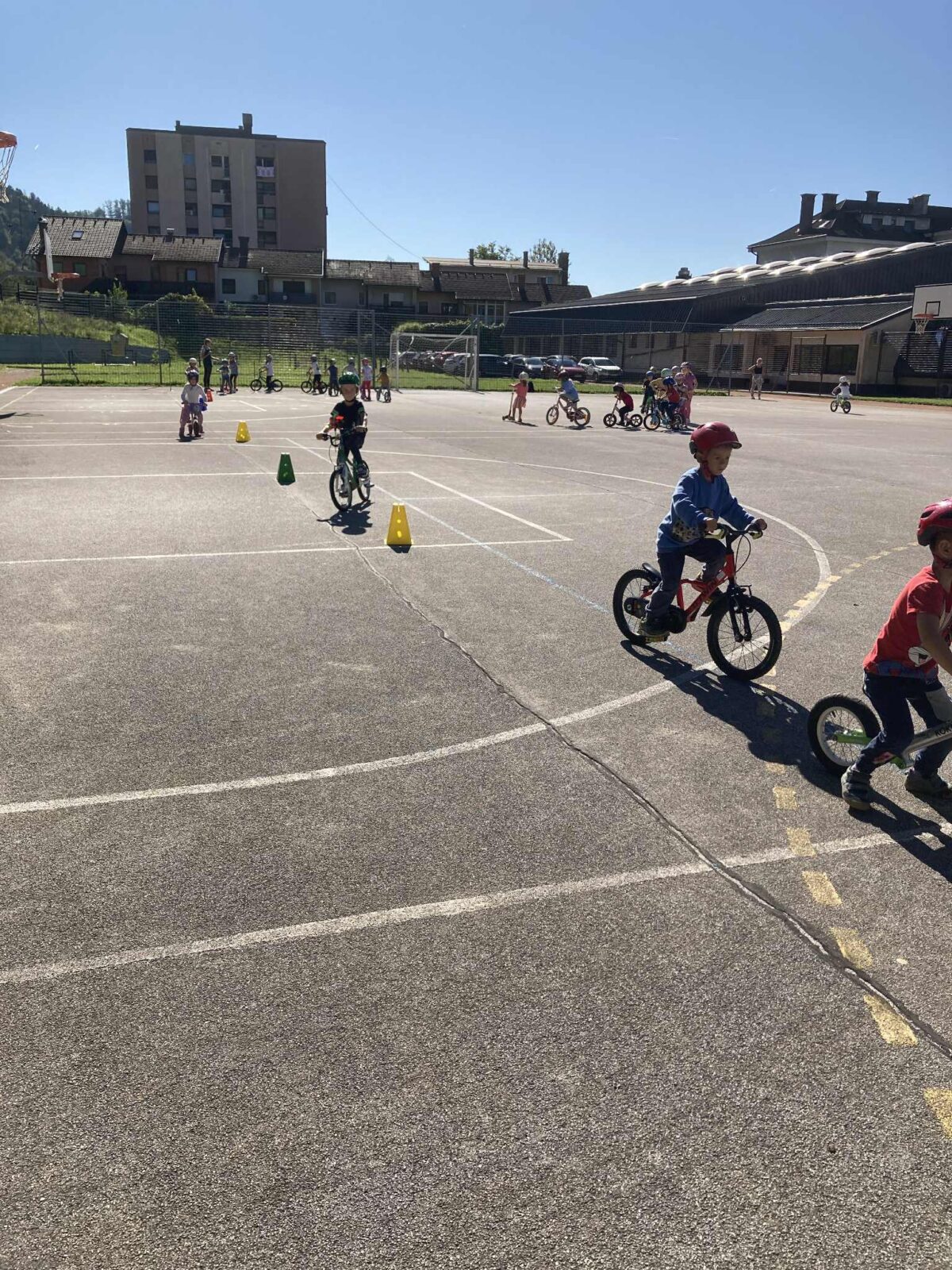 Dan brez avtomobila – varna vožnja s kolesi in skiroji na šolskem igrišču