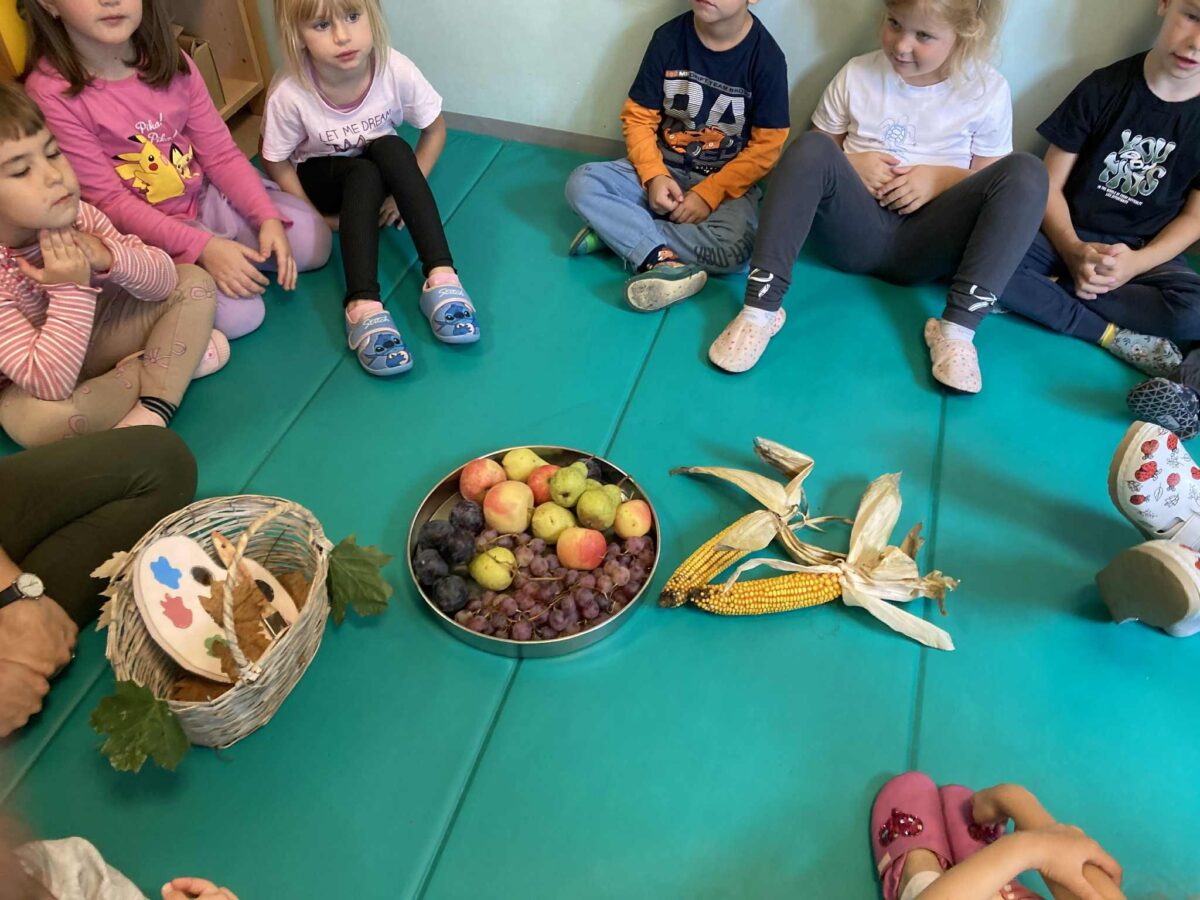 Ko jesen bogato obrodi – otroci opisujejo jesenske plodove