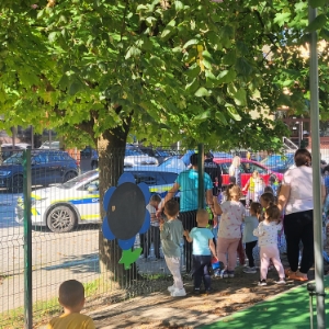 Opazujemo policijski avto