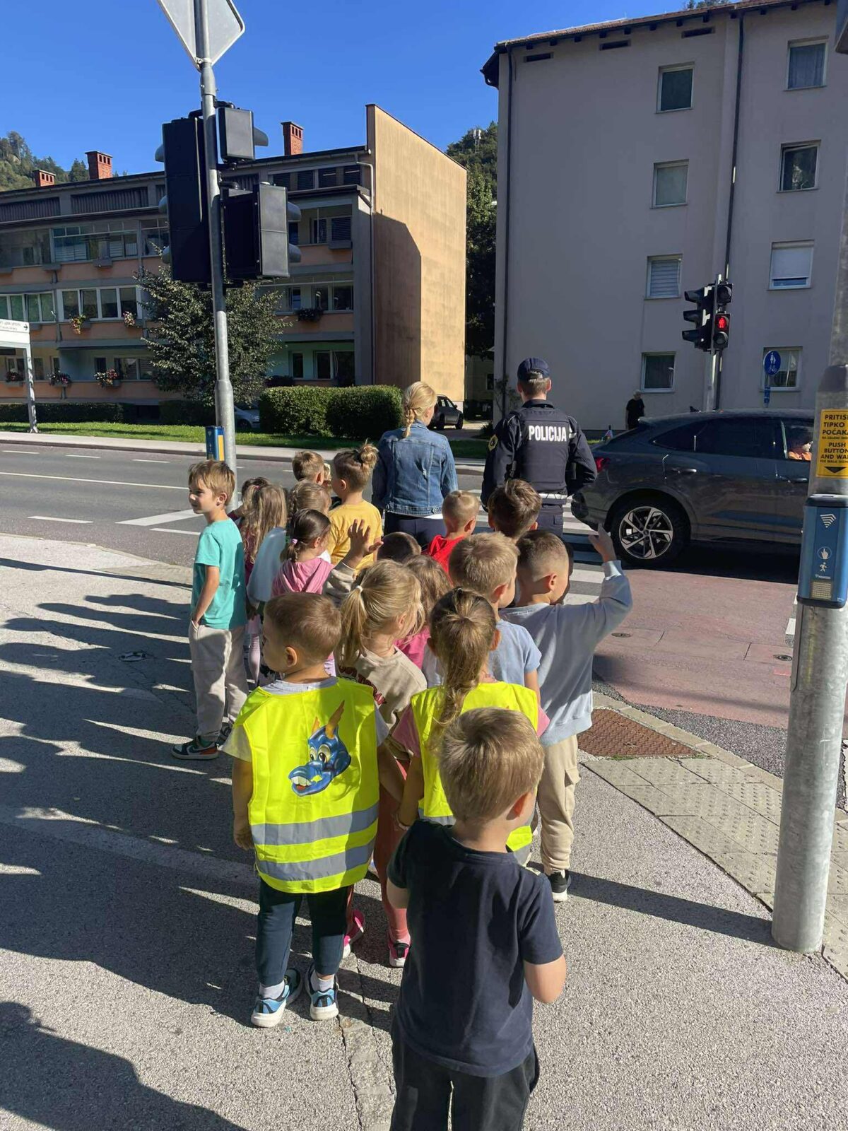 Otroci na sprehodu v spremstvu policistA