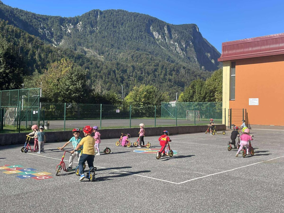 Otroci se vozijo s skiroji