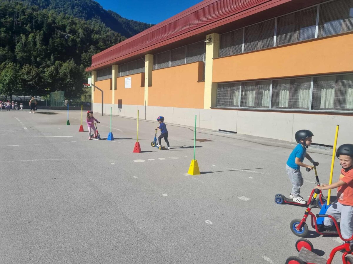 Otroci se vozijo s skiroji na poligonu