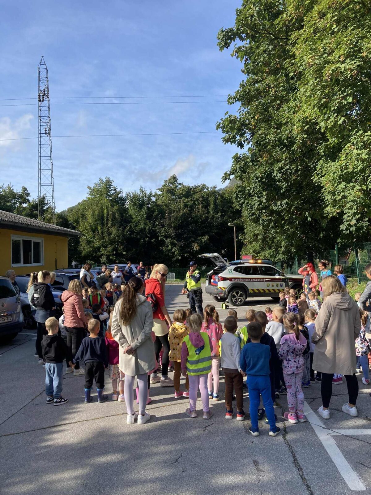 Teden mobilnosti – obisk občinskega redarja na parkirišču vrtca