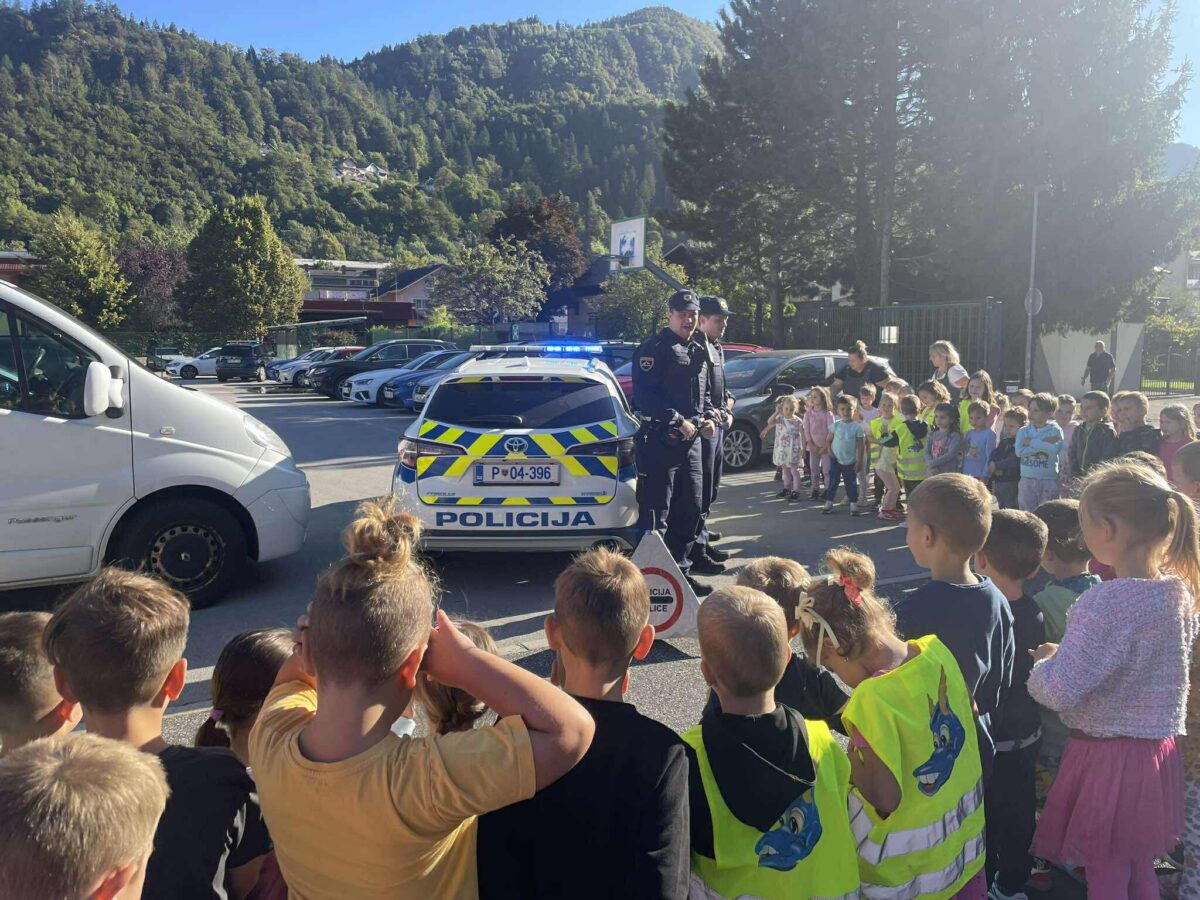 otroci si ogledujejo policijski avto