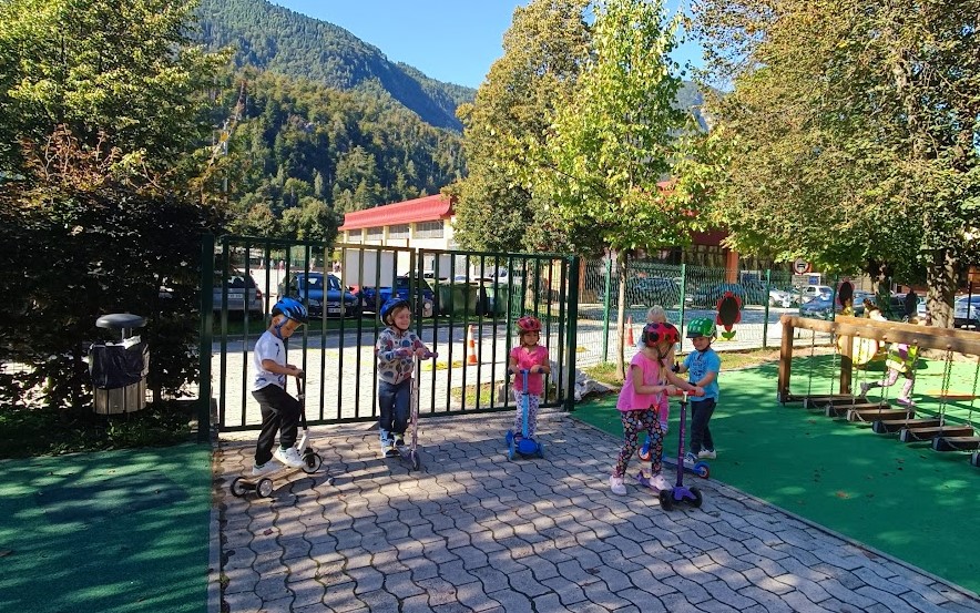 s skiroji na vrtčevskem igrišču