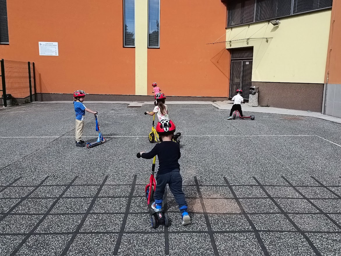 trije otroci na skirojih