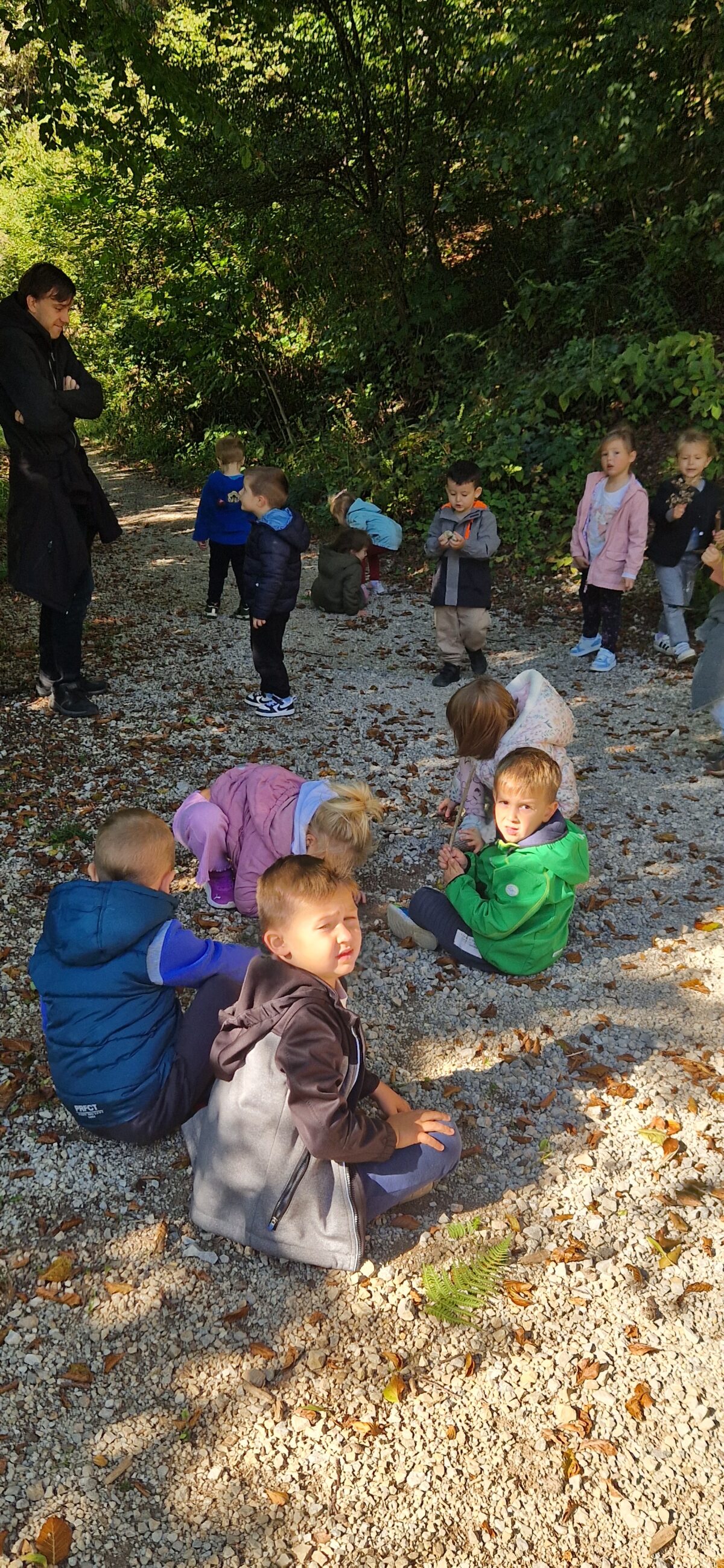 Igra otrok v gozdu z naravnimi materiali