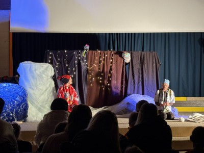 Čudežni svet v mali luknji pod korenino