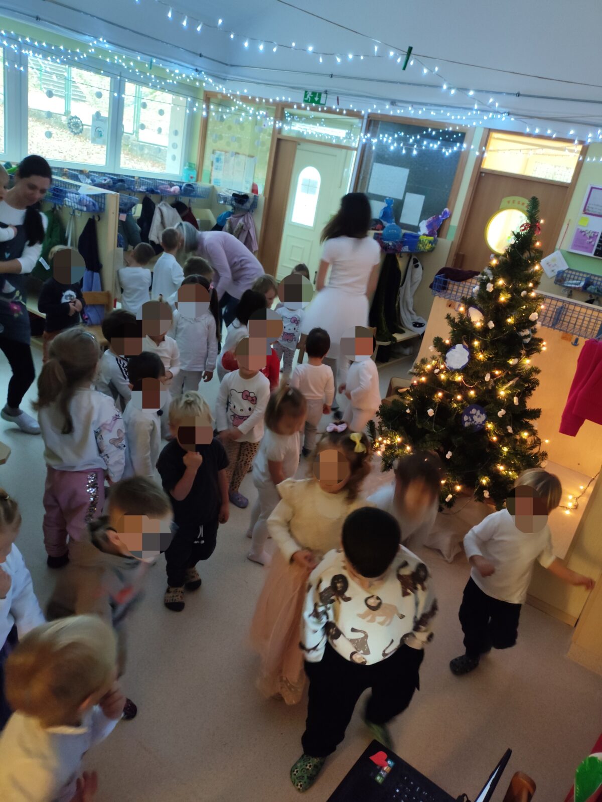 Mucki, sovice in zmajčki plešejo