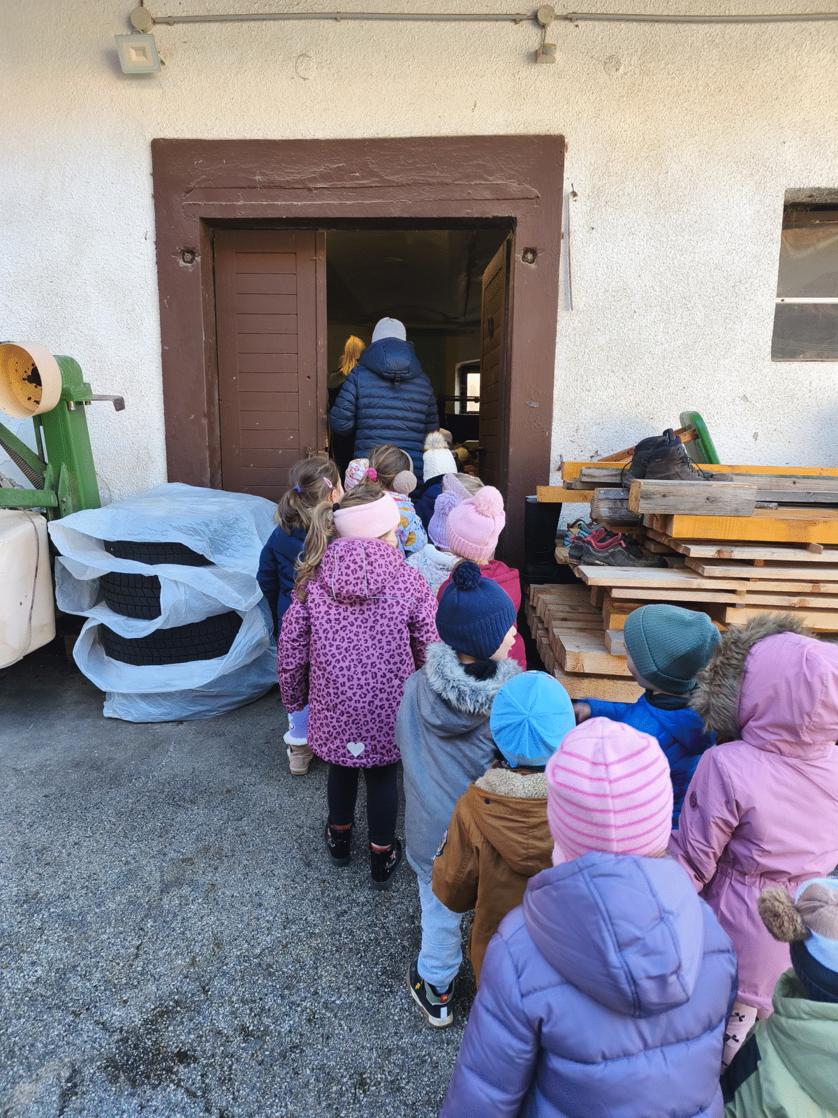 Otroci obiščejo kmetijo