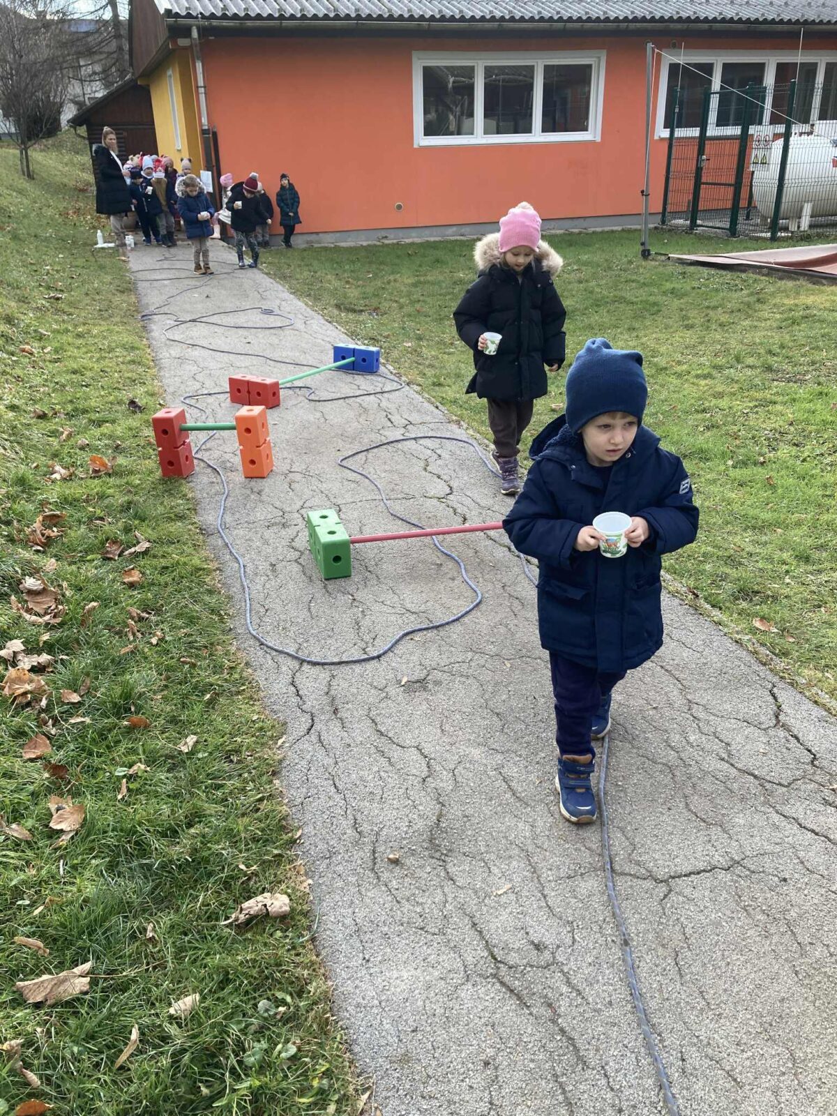 Otroci prenašajo mleko preko ovir(1)