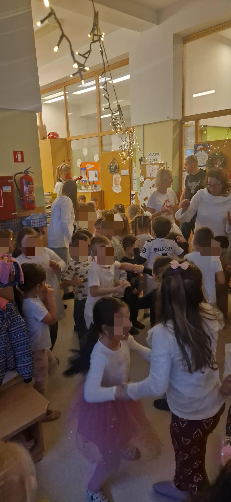 Ples v belem ovčke, volkci in mavrična soba