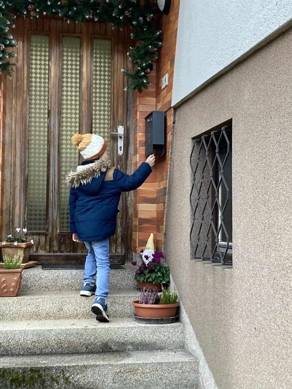 Raznašanje voščil po Koroški Beli(1)