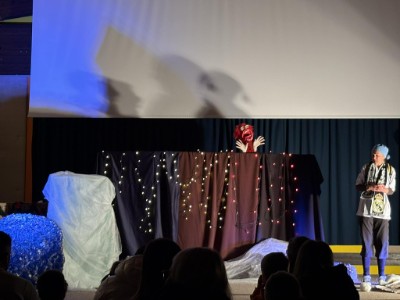 Rdečezlobec čara in začara