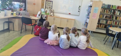 Z veseljem poslušamo gospo knjižničarko