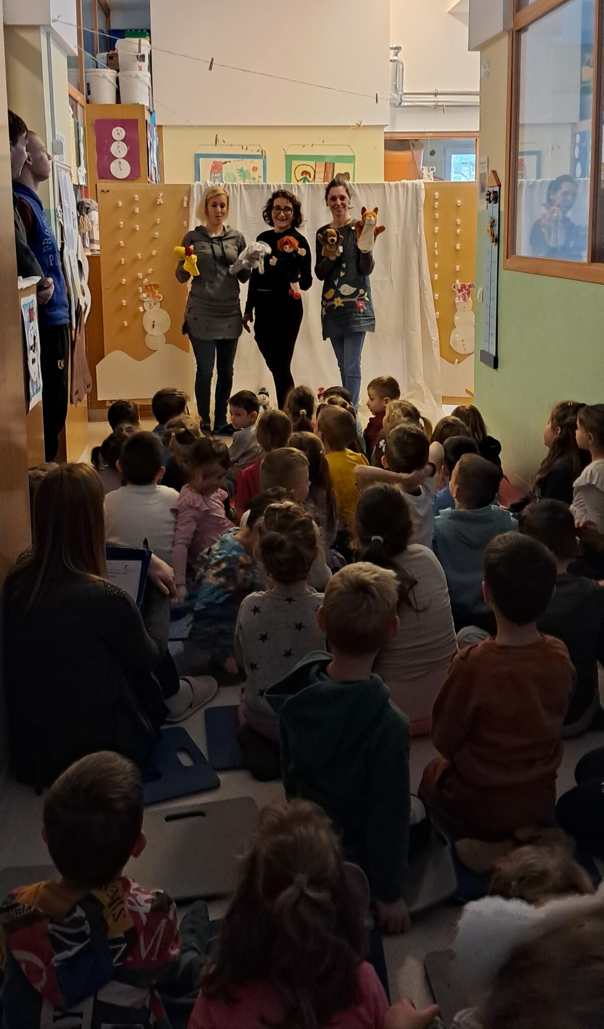 Nastopajoče v lutkovni predstavi