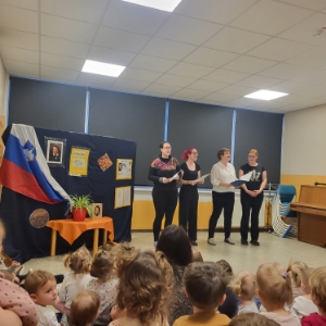 Pevski nastop vzgojiteljic