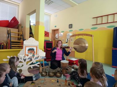 Glasbena pravljica – otroci poslušajo igranje na instrument 3