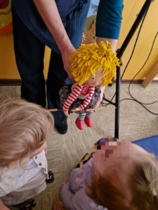 Lutke so po predstavi obiskale otroke in jih pozdravile od blizu