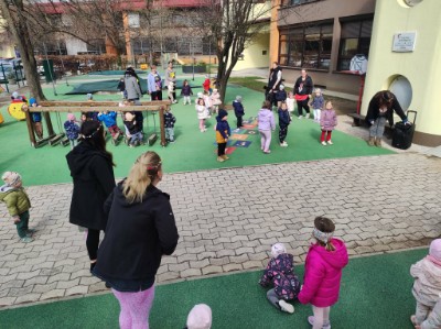 Naj se zabava prične