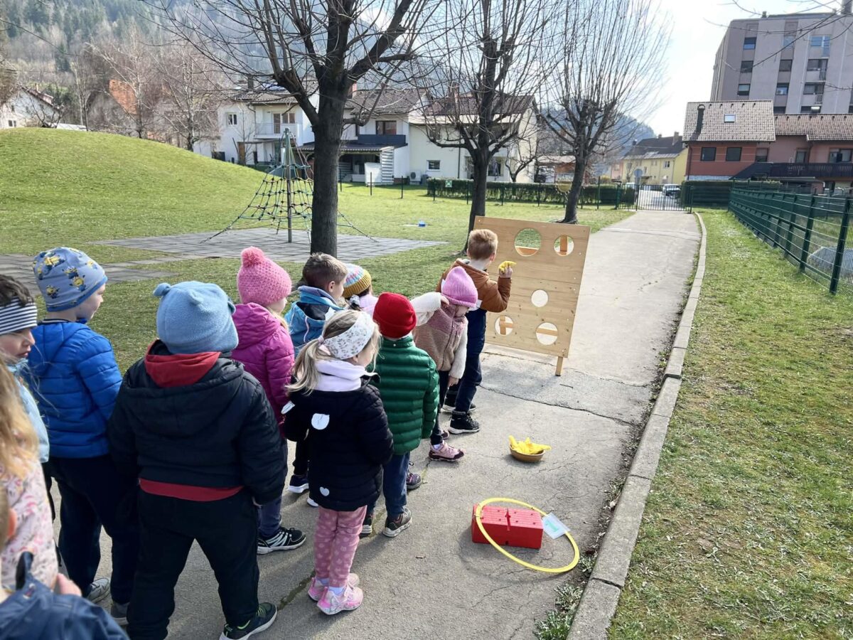 Otroci pokažejo svojo spretnost pri ciljanju v tarčo