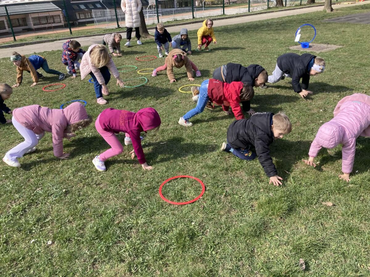 Otroci se zabavajo na travniku – Postaja 2