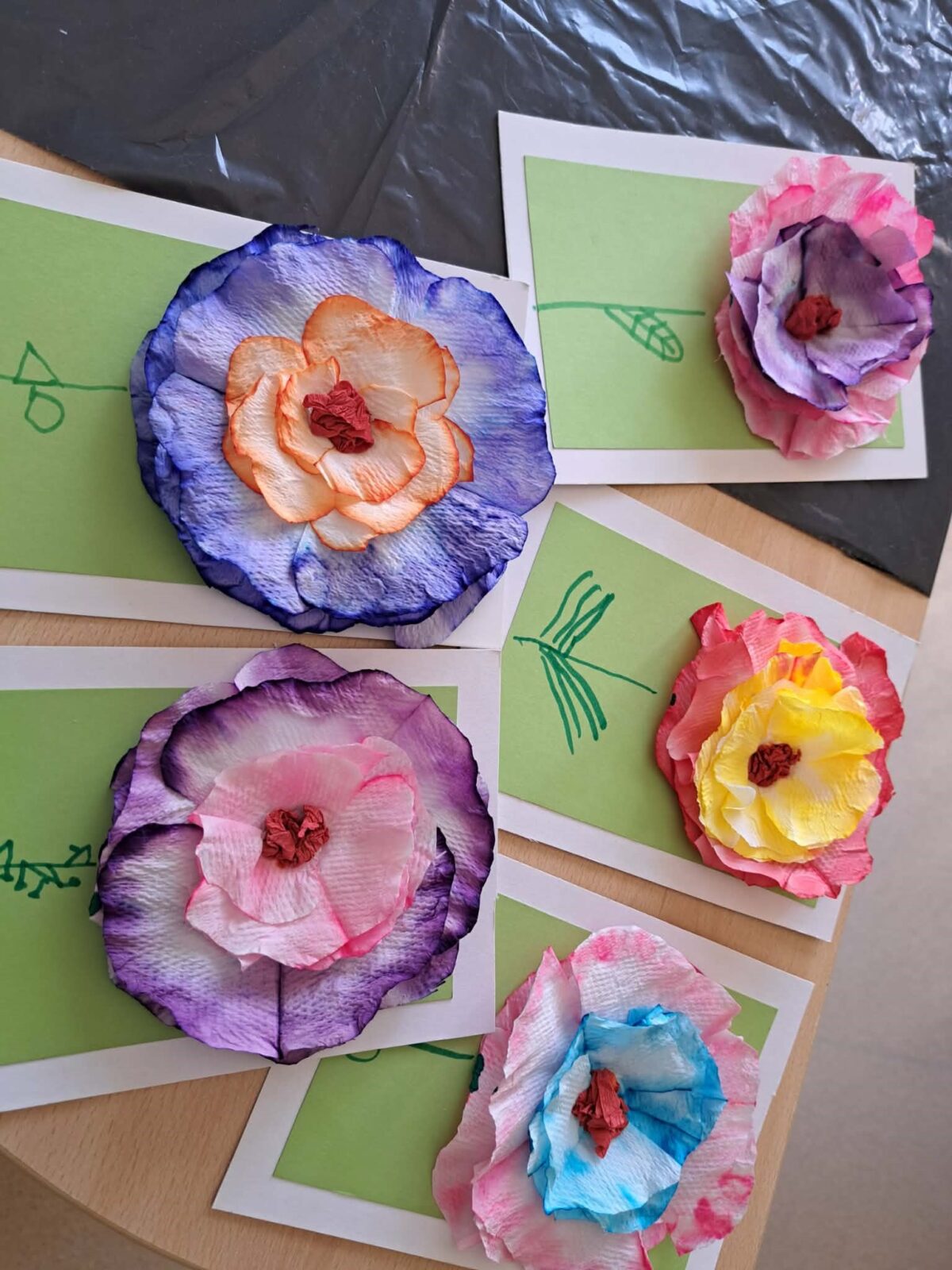 Servietne cvetlice za Dan žena (skupina Ježek)