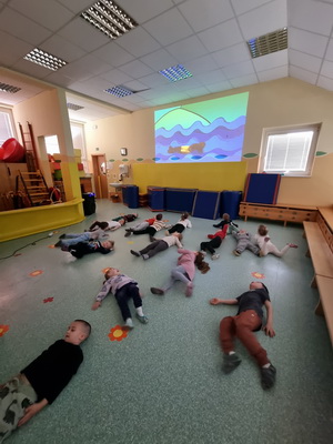 Telovadba z Juvijem – otroci se gibajo, kot bi hrbtno plavali