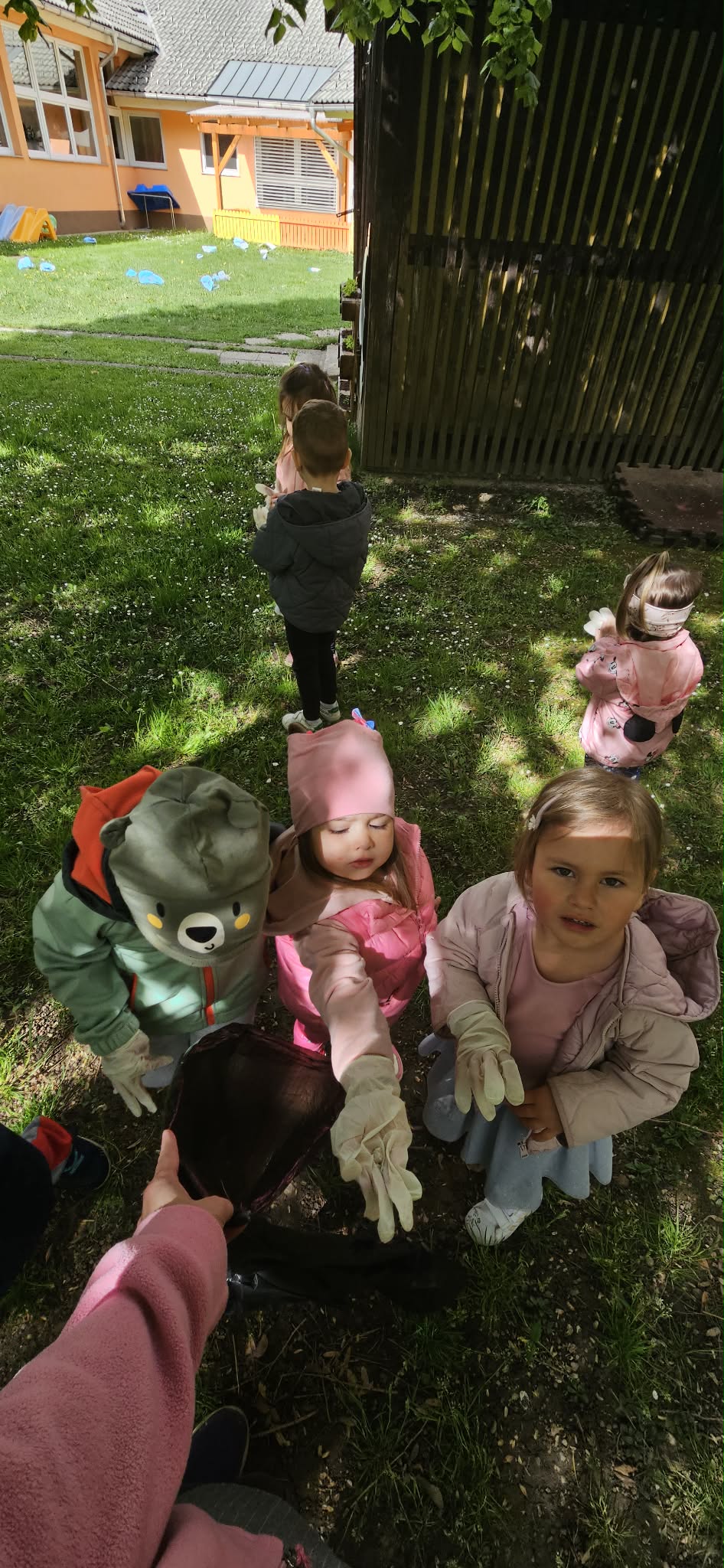 Čistilna akcija – otroci dajejo smeti v vrečo1