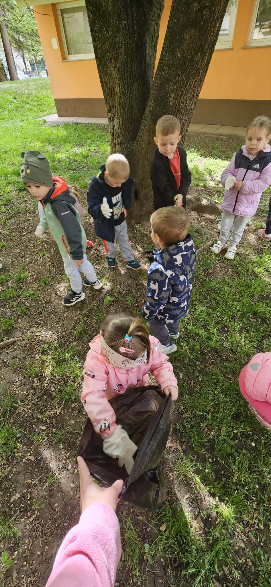 Čistilna akcija – otroci dajejo smeti v vrečo2