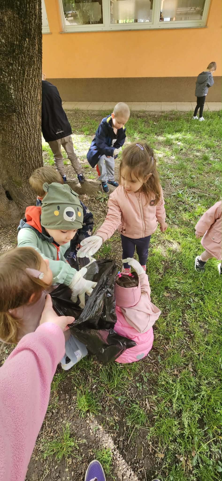 Čistilna akcija – otroci dajejo smeti v vrečo3