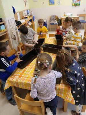 EkoVrtilnica – otroci dajejo seme v zemljo