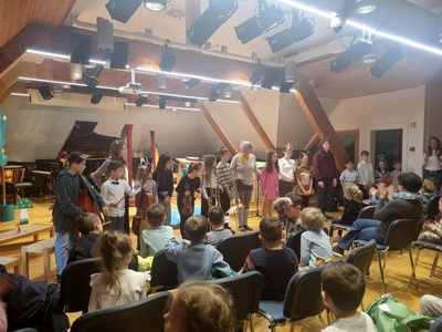 Glasbena-pravljica-v-glasbeni-soli-koncni-priklon-vseh-nastopajocih