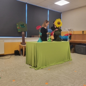 Prijatelji pojejo in se skupaj zabavajo