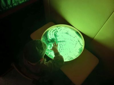 Senzorne-igre-riz-na-svetlobni-podlagi