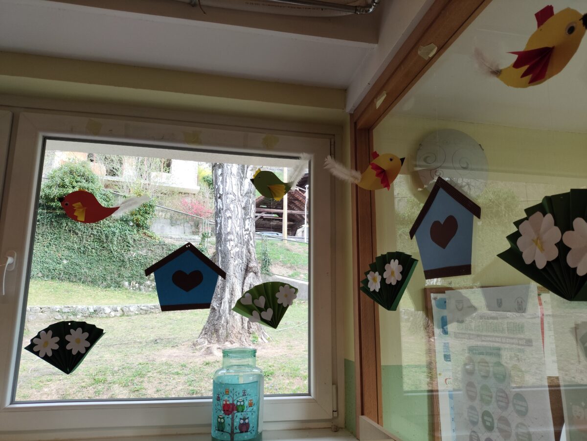 Sovice izdelujejo pomladno dekoracijo s starši