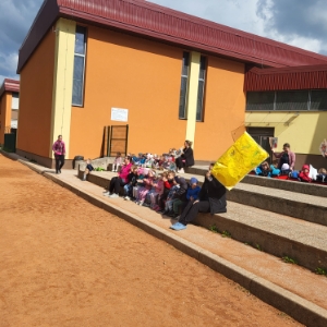 Starejši otroci tečejo, mlajši pa navijajo