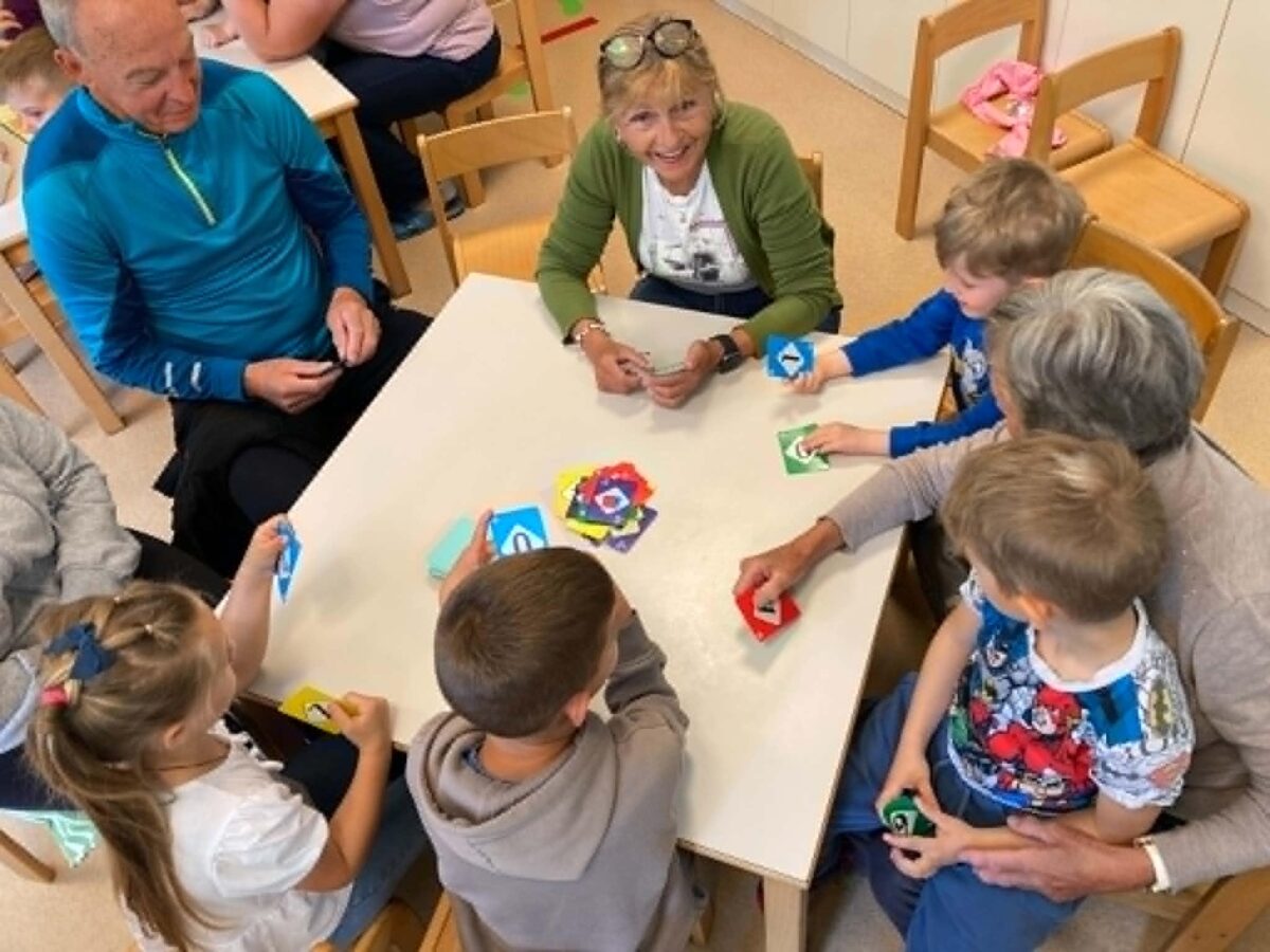 Dedki in babice niso kos otrokom pri igri Enka