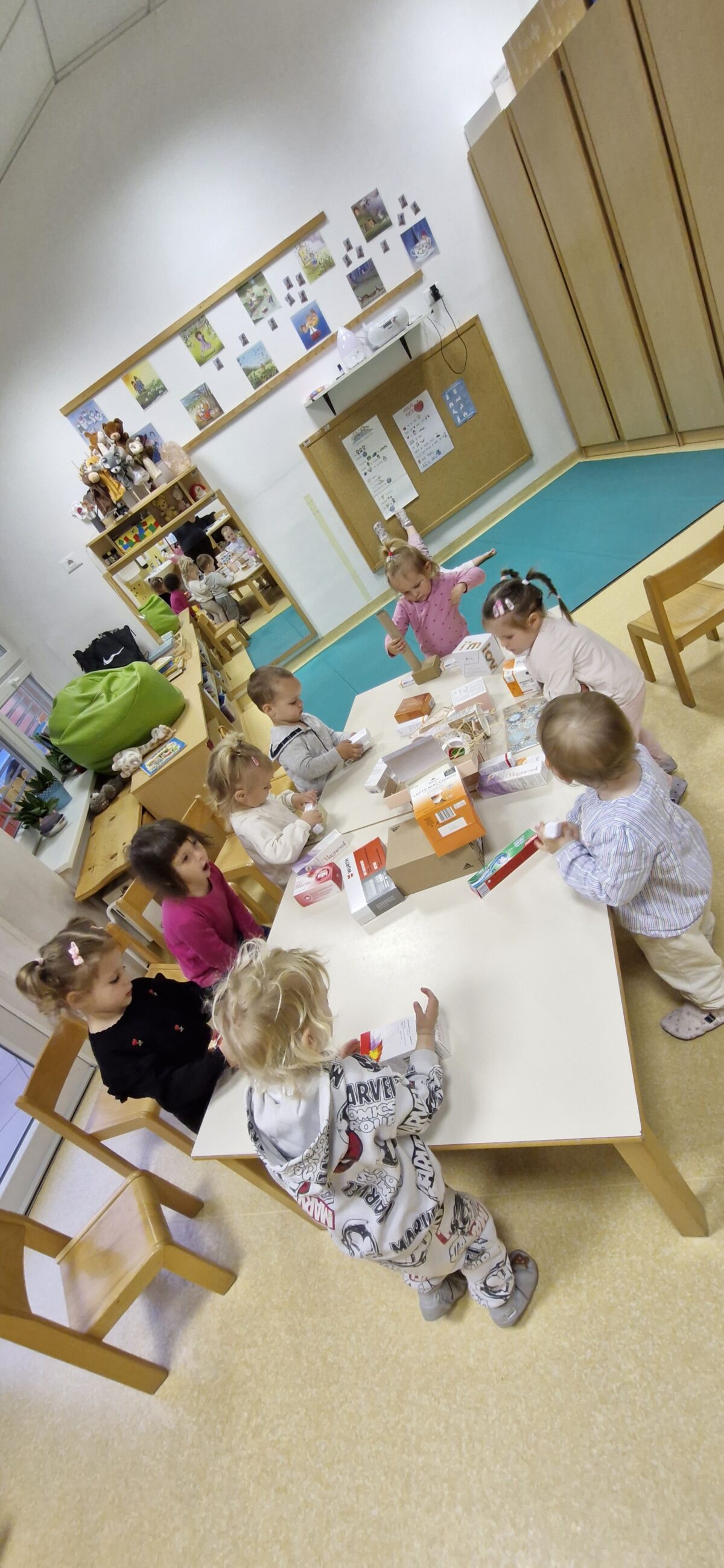 TVU – skupina otrok pri ustvarjanju robotov