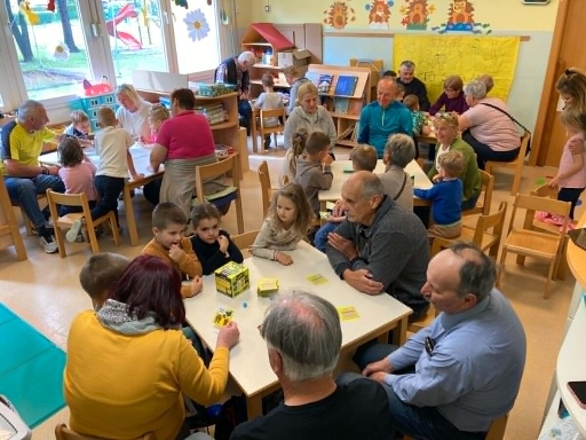Veselje ob igri z babicami in dedki