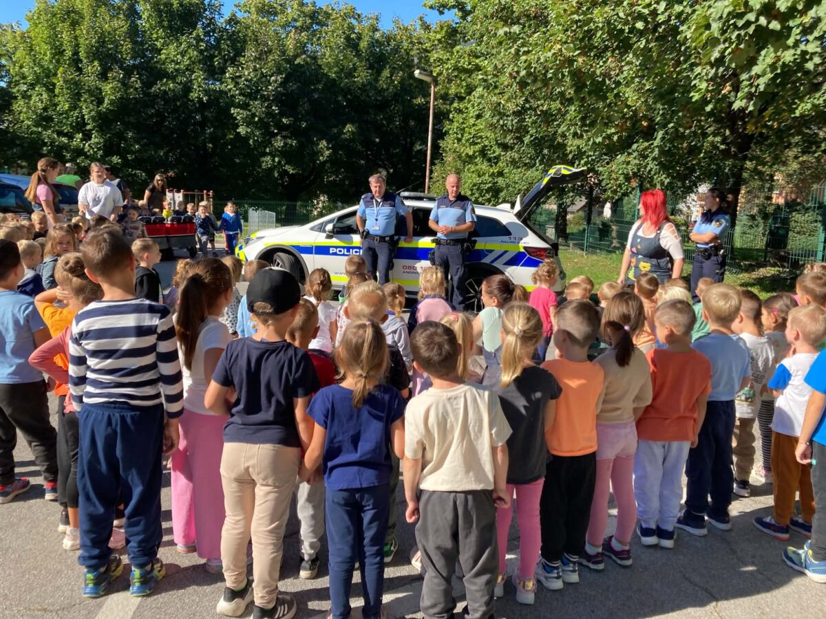Obisk policistov v vrtcu