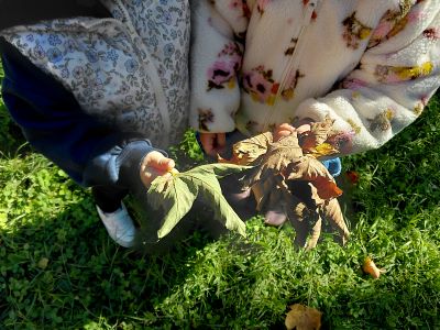 Prišla je jesen – otroci kažejo nabrane jesenske liste