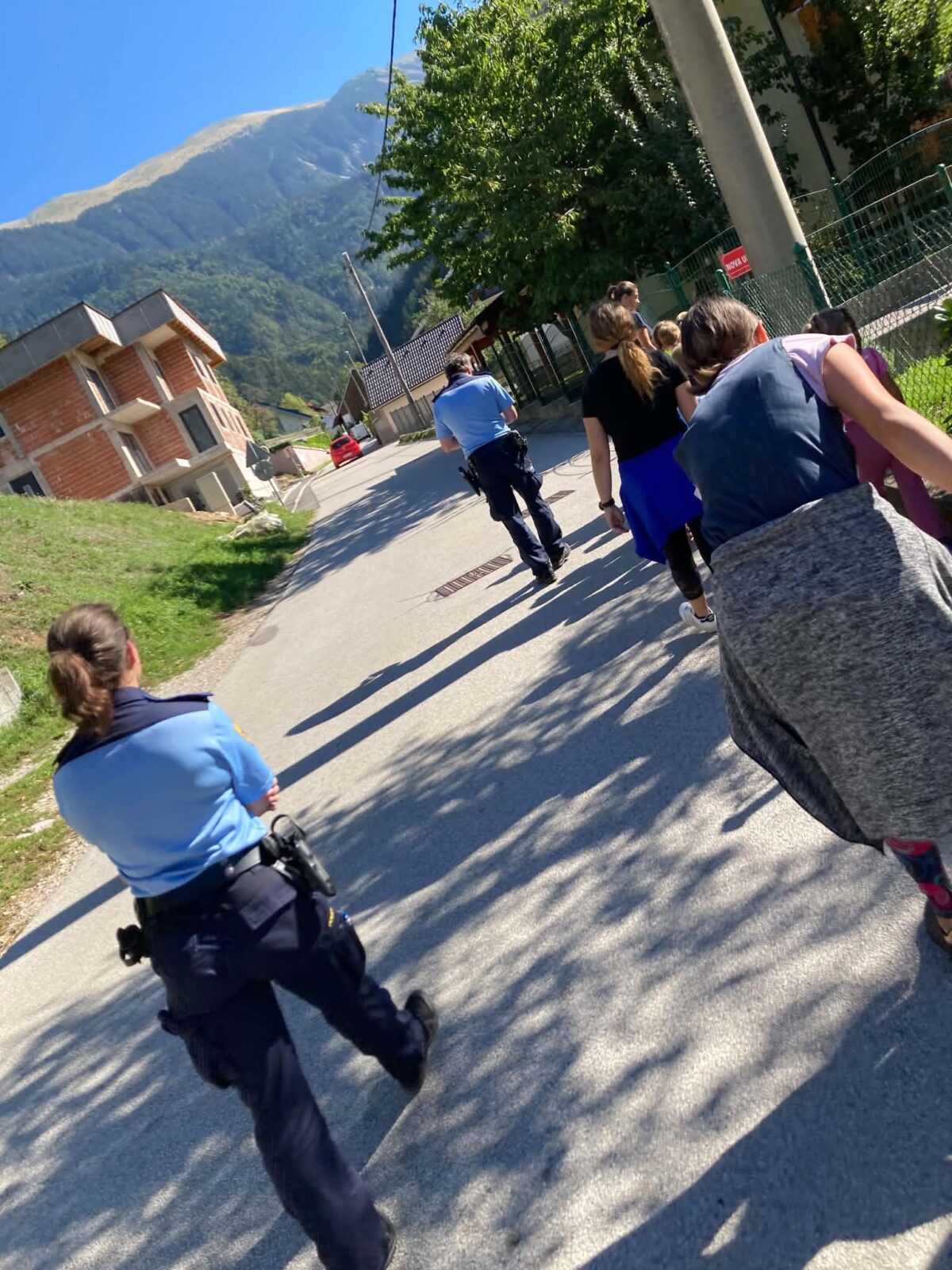 Sprehod s policisti v okolici vrtca