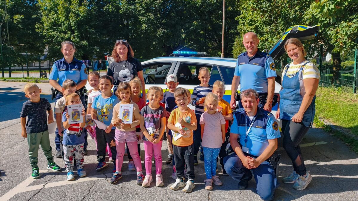 Srečanje s policisti pred vrtcem
