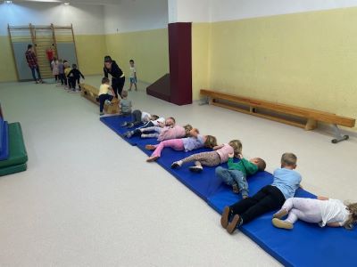 vadbena ura v telovadnici