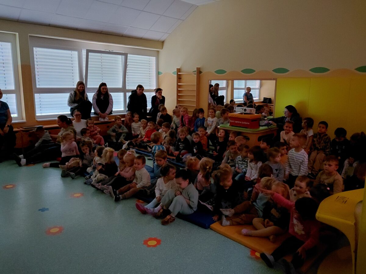 Kino predstava – otroci čakajo na začetek risanke1